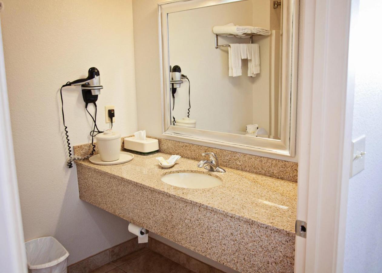 Big Lake Inn And Suites Extérieur photo